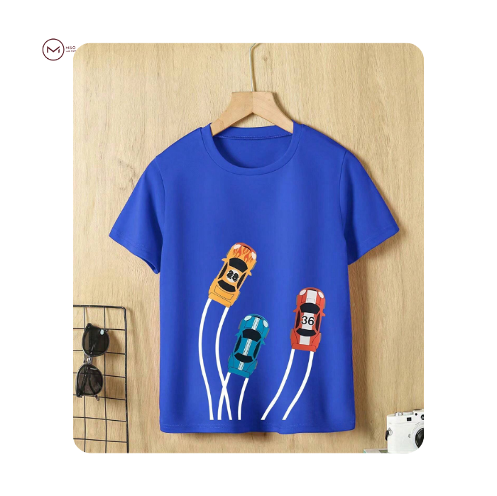 تصویر  تی‌شرت پسرانه با طرح ماشین و یقه گرد